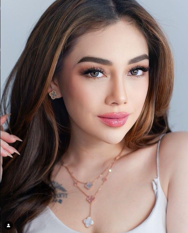 Aktris cantik Celine Evangelista belakangan kembali menuai sorotan. Penampilannya kini dipuji semakin cantik dengan bibir yang terlihat lebih tebal. Foto: Instagram/@celine_evangelista