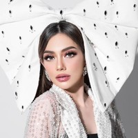 Celine sendiri tak menjelaskan apakah dirinya memang telah melakukan filler bibir atau tidak. Mungkin saja bibir tebalnya itu diperoleh Celine dari teknik makeup fuller lips. Foto: Instagram/@celine_evangelista