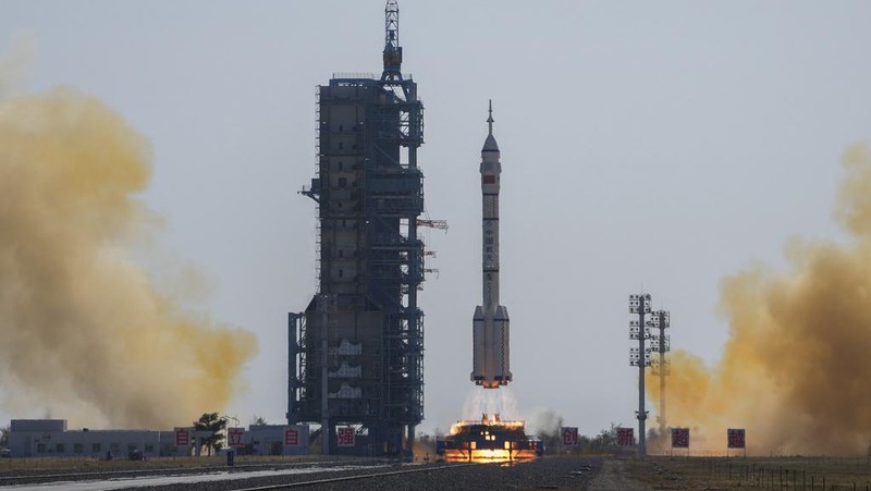 A Long March rocket carrying a crew of Chinese astronauts in a Shenzhou-17 spaceship blasts off at the Jiuquan Satellite Launch Center in northwestern China, Thursday, Oct. 26, 2023. (AP Photo/Andy Wong)