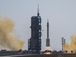 China Luncurkan Roket Pesawat Ruang Angkasa Shenzhou-17