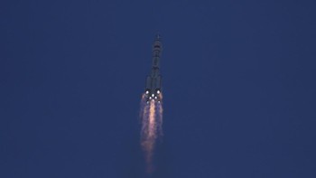 Para astronot Shenzhou-17 akan melakukan pemeliharaan eksperimental ekstravehicular untuk pertama kalinya, yang merupakan tugas yang sangat menantang karena sayap surya stasiun ruang angkasa telah beberapa kali terkena partikel kecil ruang angkasa, sehingga menyebabkan kerusakan ringan.  