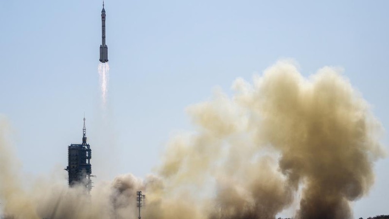 A Long March rocket carrying a crew of Chinese astronauts in a Shenzhou-17 spaceship blasts off at the Jiuquan Satellite Launch Center in northwestern China, Thursday, Oct. 26, 2023. (AP Photo/Andy Wong)