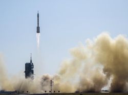 China Luncurkan Roket Pesawat Ruang Angkasa Shenzhou-17