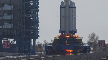 Roket Long March yang membawa awak astronot Tiongkok di pesawat ruang angkasa Shenzhou-17 meluncur di Pusat Peluncuran Satelit Jiuquan, China, Kamis (26/10/2023).  