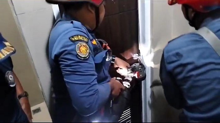Damkar mengevakuasi mahasiswa yang terkunci di toilet di salah satu kampus di Bogor (dok istimewa).