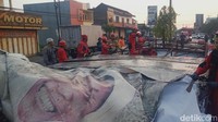 Tim Damkar Klaten mengevakuasi baliho yang jatuh di jalan Jogja-Solo. (Foto: Achmad Hussein Syauqi/detikJateng)