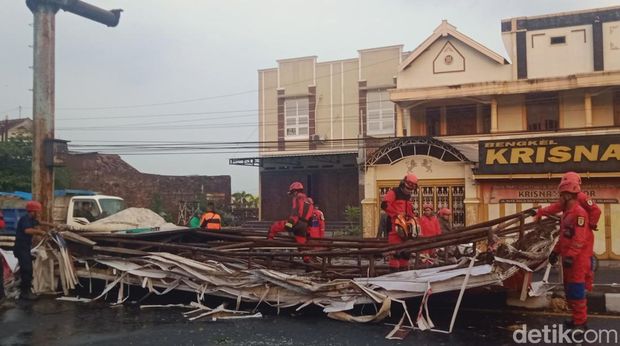 Dampak kerusakan akibat angin kencang di Klaten, Kamis (26/10/2023).