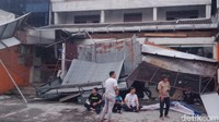 Atap apotik di jalan Jogja-Solo ambruk. (Foto: Achmad Hussein Syauqi/detikJateng)