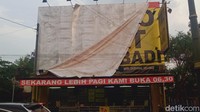 Papan nama toko cat di jalan Jogja-Solo Kecamatan Delanggu hilang. (Foto: Achmad Hussein Syauqi/detikJateng)