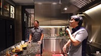 Dapurnya tidak terlalu besar, tetapi penataan barang-barangnya rapi. Ada meja marmer berwarna hitam untuk memasak. Foto: YouTube Thariq Halilintar