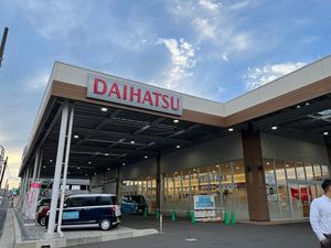 Uniknya Dealer Daihatsu di Jepang: Mobil Taruh di Luar, Ada Cafe hingga Tempat Main Anak