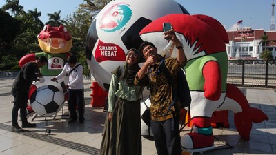Dekorasi Piala Dunia U-17 Hiasi Balai Kota Surabaya