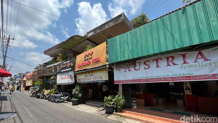 Deretan toko emas di Ketandan, Jogja 
Foto diambil Kamis (26/10/2023).