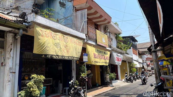 Deretan toko emas di Ketandan, Jogja 
Foto diambil Kamis (26/10/2023).