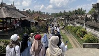 Bali kembali dibuat bangga setelah Desa Penglipuran masuk dalam jajaran desa wisata terbaik di dunia 2023. Kamis (19/10/2023) di Samarkand, Uzbekistan, Desa Penglipuran resmi mendapatkan penghargaan dari The World Tourism Organization (UNWTO). Desa Penglipuran berhasil terpilih diantara 260 desa wisata yang berasal dari 60 negara.