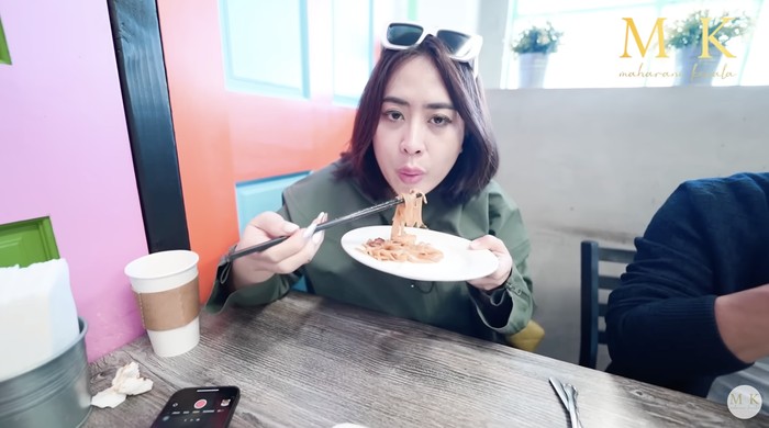Di Los Angeles, Maharani Kemala Makan Ayam Goreng dan Kwetiau Rp 200 Ribuan