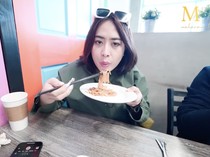 Di Los Angeles, Maharani Kemala Makan Ayam Goreng dan Kwetiau Rp 200 Ribuan