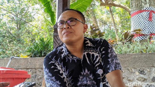 Direktur PT Patut Patuh Patju atau (Tripat) Eko Esti Santoso diduga dianiaya oleh salah satu guide Taman Narmada, Kamis (26/10/2023). (Ahmad Viqi/detikBali)