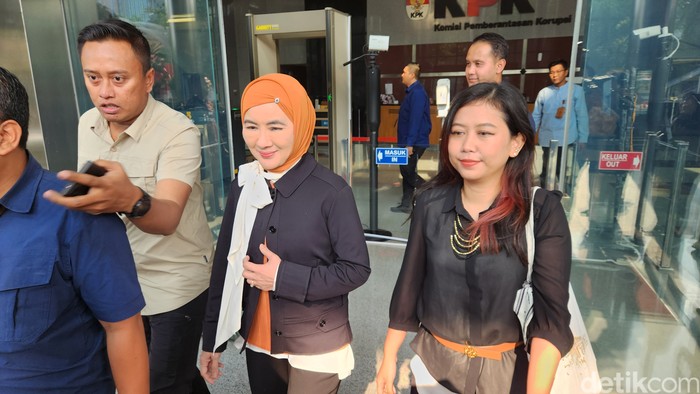 Dirut Pertamina Nicke Widyawati berkerudung kuning, usai diperiksa KPK, 26 Oktober 2023. (Adrial Akbar/detikcom)