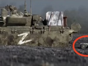 Ukraina Pamer Drone Darat untuk Ledakkan Tank Rusia