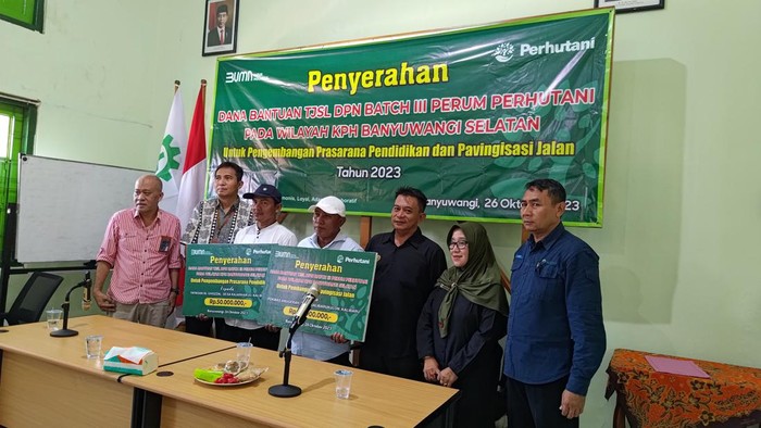 Dua desa terima bantuan Tanggung Jawab Sosial dan Lingkungan (TJSL) dari Perum Perhutani KPH Banyuwangi Selatan.