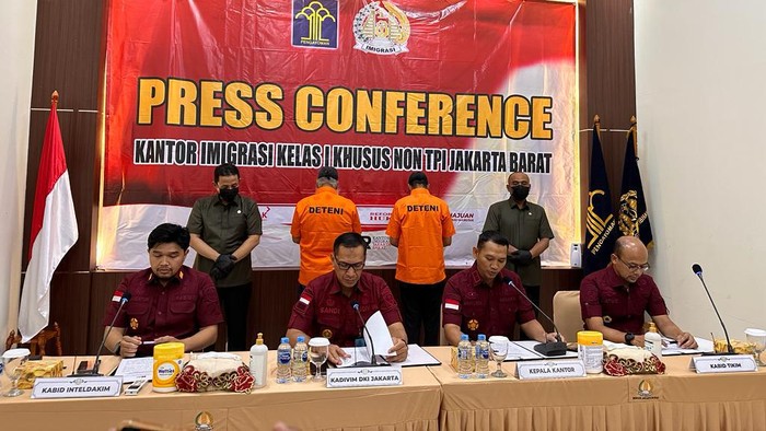 Dua pria asal India ditangkap Imigrasi Jakbar karena melakukan penipuan.