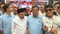 Kehadiran Habib Luthfi dan Gus Miftah diharapkan mampu menambah dukungan dari masyarakat Indonesia. Ulama besar itu pun mengatakan kini sudah saatnya generasi muda yang maju menjadi pemimpin.