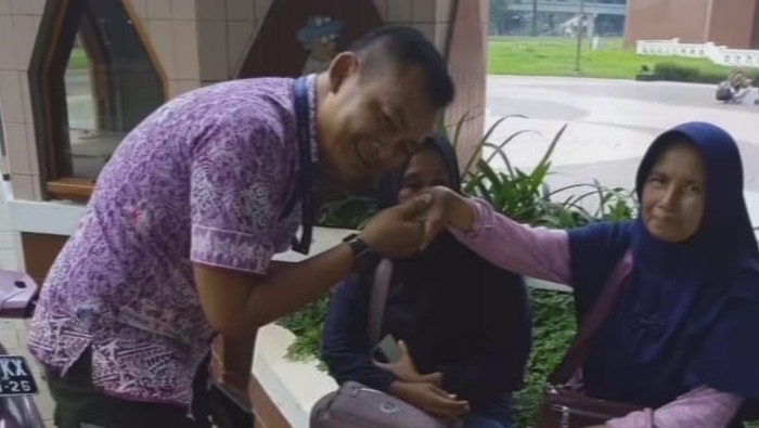 Eks satpam yang viral mengusir kasar ibu-ibu pedagang di TMII Jaktim meminta maaf dan cium tangan korban.