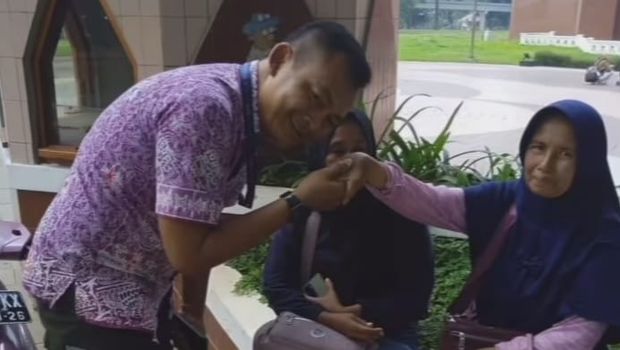 Eks satpam yang viral mengusir kasar ibu-ibu pedagang di TMII Jaktim meminta maaf dan cium tangan korban.
