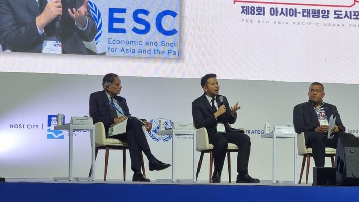 Emil Dardak saat menyampaikan pemaparan di Forum Asian Pasific Urban Forum (APUF-8) di Suwon, Republik Korea.