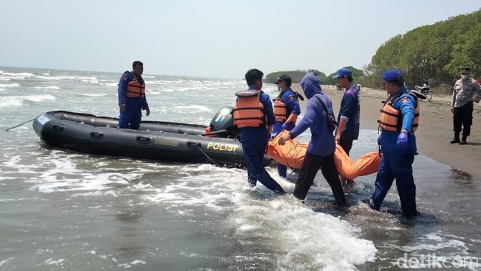 Evakuasi mayat yang ditemukan di Pantai Brondong, Indramayu, Kamis (26/10/2023).
