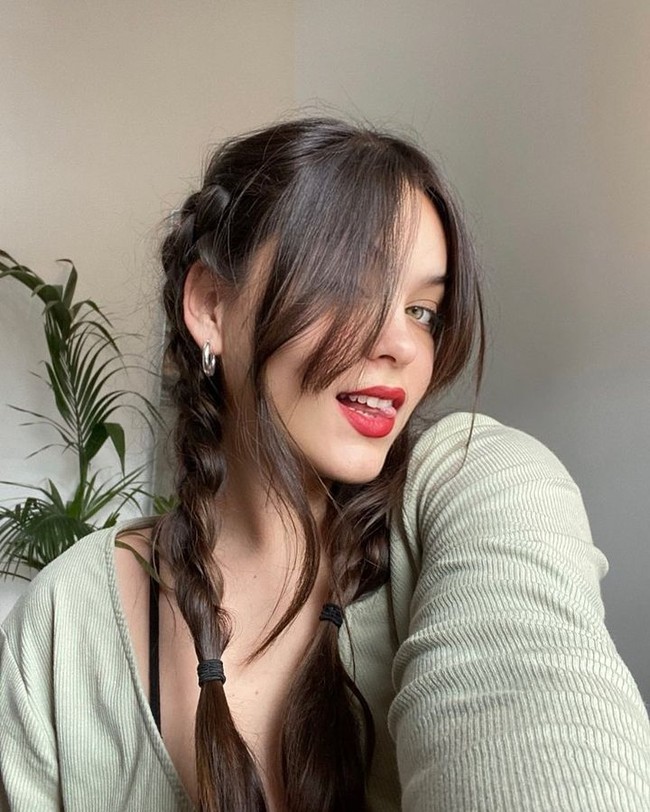 Influencer dengan lebih dari satu juta follower itu sering membagi dan menjual foto-fotonya yang merayakan tubuh asli wanita, misalnya bulu ketiak. Foto: Instagram Fenella Fox