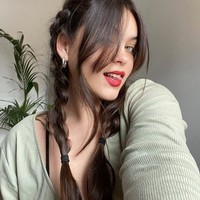 Influencer dengan lebih dari satu juta follower itu sering membagi dan menjual foto-fotonya yang merayakan tubuh asli wanita, misalnya bulu ketiak. Foto: Instagram Fenella Fox