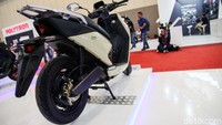 Gova F600 dibekali baterai cabut jenis lithium-ion dengan model pengecasan hybrid, alias bisa di rumah atau ditukar alias swap.  