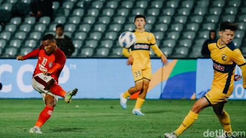 Foto-foto pertandingan CC Mariners vs Bali United.
