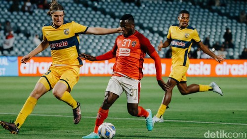 Foto-foto pertandingan CC Mariners vs Bali United.