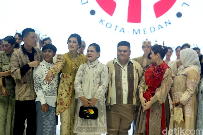 Surya Abduh mengungkapkan perkenalannya dengan Kahiyan dan Iriana berawal dari rancangannya dipakai oleh putri Jokowi tersebut untuk acara pernikahannya Kaesang. Iriana Jokowi juga kerap mengenakan bisana rancangan Surya Abduh.  Foto: Abduh/detikcom.
