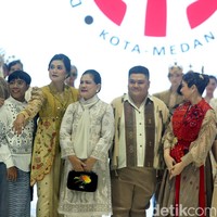 Surya Abduh mengungkapkan perkenalannya dengan Kahiyan dan Iriana berawal dari rancangannya dipakai oleh putri Jokowi tersebut untuk acara pernikahannya Kaesang. Iriana Jokowi juga kerap mengenakan bisana rancangan Surya Abduh.  Foto: Abduh/detikcom.
