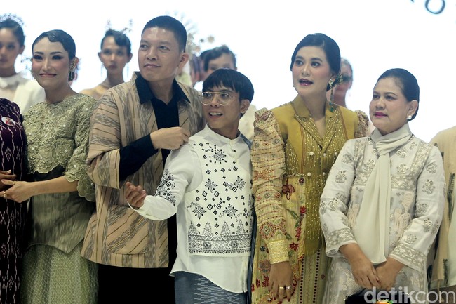 Bagi Surya Abduh, kota Medan mempunyai kesan yang tersendiri bagi dirinya. Kahiyang Ayu menghubungi Surya Abduh sudah sembilan bulan yang lalu. “Kita mau membuat apa untuk kolaborasi? Saya pikir kita harus membangun dan menggairahkan semangat pecinta fashion dan seni Indonesia. Kebetulan kali ini dari kota Medan,” tuturnya. Foto: Abduh/detikcom.