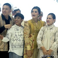 Bagi Surya Abduh, kota Medan mempunyai kesan yang tersendiri bagi dirinya. Kahiyang Ayu menghubungi Surya Abduh sudah sembilan bulan yang lalu. “Kita mau membuat apa untuk kolaborasi? Saya pikir kita harus membangun dan menggairahkan semangat pecinta fashion dan seni Indonesia. Kebetulan kali ini dari kota Medan,” tuturnya. Foto: Abduh/detikcom.