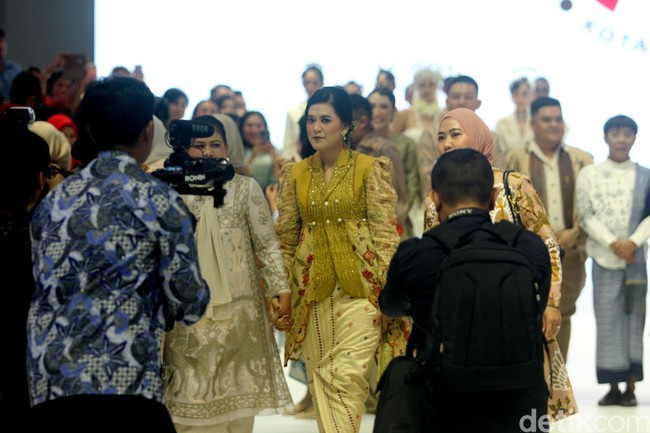 Kahiyang Ayu hadir di Jakarta Fashion Week 2024 yang berlangsung di Pondok Indah Mall 3, Rabu (25/10/2023) untuk mendukung hasil karya wastra dari Medan, Sumatera Utara, melalui sentuhan tangan desainer Surya Abduh. Foto: Abduh/detikcom.