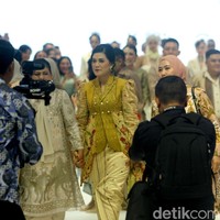 Kahiyang Ayu hadir di Jakarta Fashion Week 2024 yang berlangsung di Pondok Indah Mall 3, Rabu (25/10/2023) untuk mendukung hasil karya wastra dari Medan, Sumatera Utara, melalui sentuhan tangan desainer Surya Abduh. Foto: Abduh/detikcom.