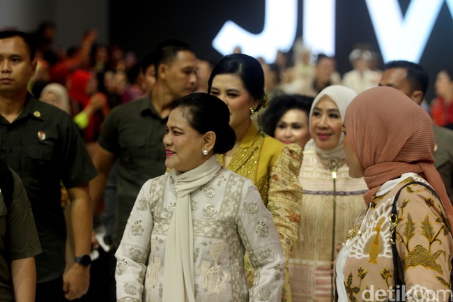 “Bu Kahiyang mengajak saya untuk bersinergi menciptakan koleksi terbaru dengan kota Medan yang saya tuangkan dengan tema Jatuh dan Cinta. Menggambarkan kota Medan yang penuh dengan seribu rasa,” jelas Surya Abduh. Foto: Abduh/detikcom.