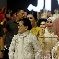 “Bu Kahiyang mengajak saya untuk bersinergi menciptakan koleksi terbaru dengan kota Medan yang saya tuangkan dengan tema Jatuh dan Cinta. Menggambarkan kota Medan yang penuh dengan seribu rasa,” jelas Surya Abduh. Foto: Abduh/detikcom.