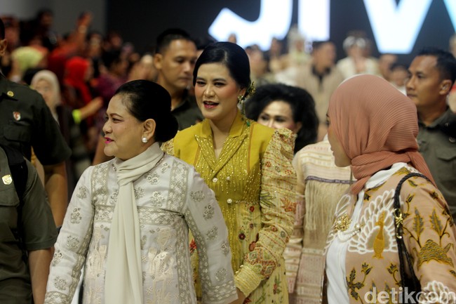 Wanita kelahiran 20 April 1991 ini menghadiri gelaran Jakarta Fashion Week 2024, bersama dengan Iriana, sang ibu. Kehadiran Kahiyan pun mencuri atensi sementara di hari yang sama kakaknya Gibran Rakabuming mendaftar ke KPU sebagai cawapres Prabowo untuk Pemilu 2024. Sementara adiknya Kaesang Pangarep sibuk menjadi Ketua Partai Solidaritas Indonesia (PSI). Foto: Abduh/detikcom.