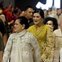 Wanita kelahiran 20 April 1991 ini menghadiri gelaran Jakarta Fashion Week 2024, bersama dengan Iriana, sang ibu. Kehadiran Kahiyan pun mencuri atensi sementara di hari yang sama kakaknya Gibran Rakabuming mendaftar ke KPU sebagai cawapres Prabowo untuk Pemilu 2024. Sementara adiknya Kaesang Pangarep sibuk menjadi Ketua Partai Solidaritas Indonesia (PSI). Foto: Abduh/detikcom.
