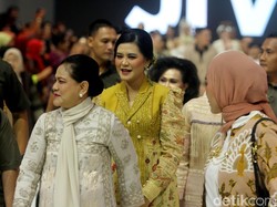 7 Gaya Kahiyang Eksis di Jakarta Fashion Week 2024 Bersama Iriana Jokowi