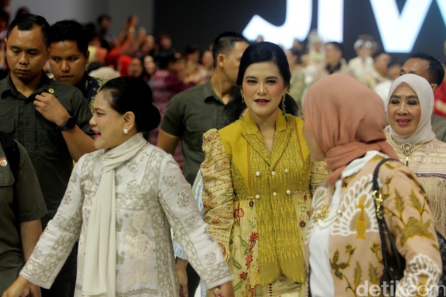 Kahiyang Ayu bersama Iriana Jokowi hadir di JFW 2024 menyaksikan fashion show koleksi dari Jaze Be Wear by Harry Hasibuan, Riki Damanik, dan Surya Abduh. Istri Presiden Joko Widodo itu tampak bertepuk tangan ketika melihat peragaan busana tersebut. Foto: Abduh/detikcom.