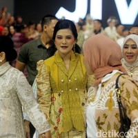 Kahiyang Ayu bersama Iriana Jokowi hadir di JFW 2024 menyaksikan fashion show koleksi dari Jaze Be Wear by Harry Hasibuan, Riki Damanik, dan Surya Abduh. Istri Presiden Joko Widodo itu tampak bertepuk tangan ketika melihat peragaan busana tersebut. Foto: Abduh/detikcom.