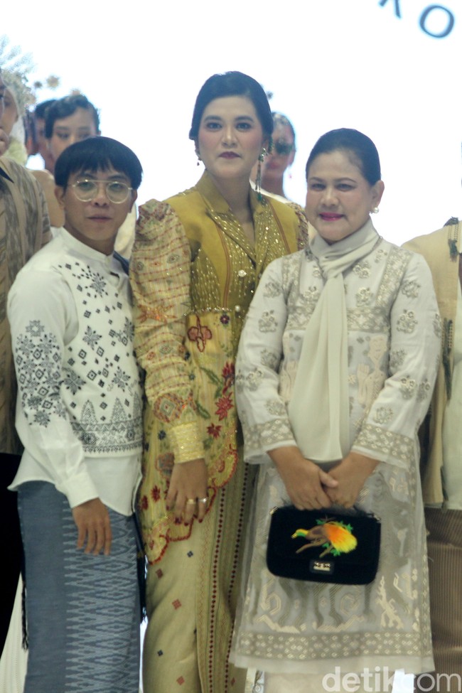 Saat hadir di Jakarta Fashion Week 2024, Kahiyang Ayu dan Iriana mengenakan koleksi dari desainer Surya Abduh, dilengkapi dengan sepatu dari Vaia Official yang juga kental dengan nuansa wastra kota Medan. Foto: Abduh/detikcom.